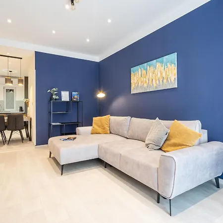 Admiral Blue With Balcony Apartment *